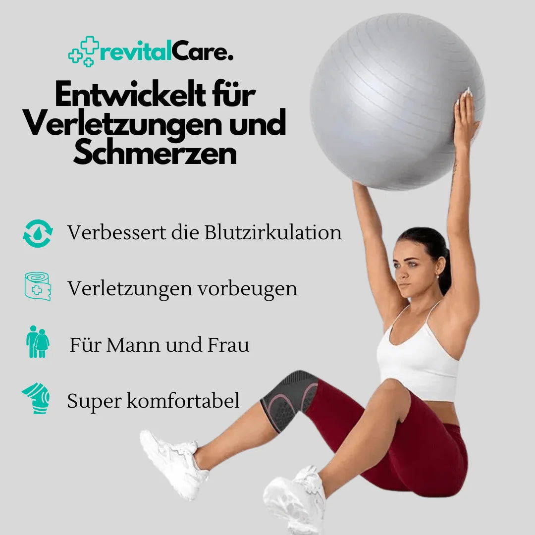 Eine Person führt eine Übung mit Gymnastikball durch, während sie eine revitalCare Kniebandage für verbesserte Blutzirkulation trägt.