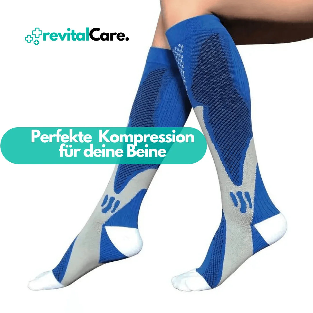 Nahaufnahme von blau-weißen Kompressionssocken, die perfekte Beinkompression für verbesserte sportliche Leistung und Erholung zeigen.