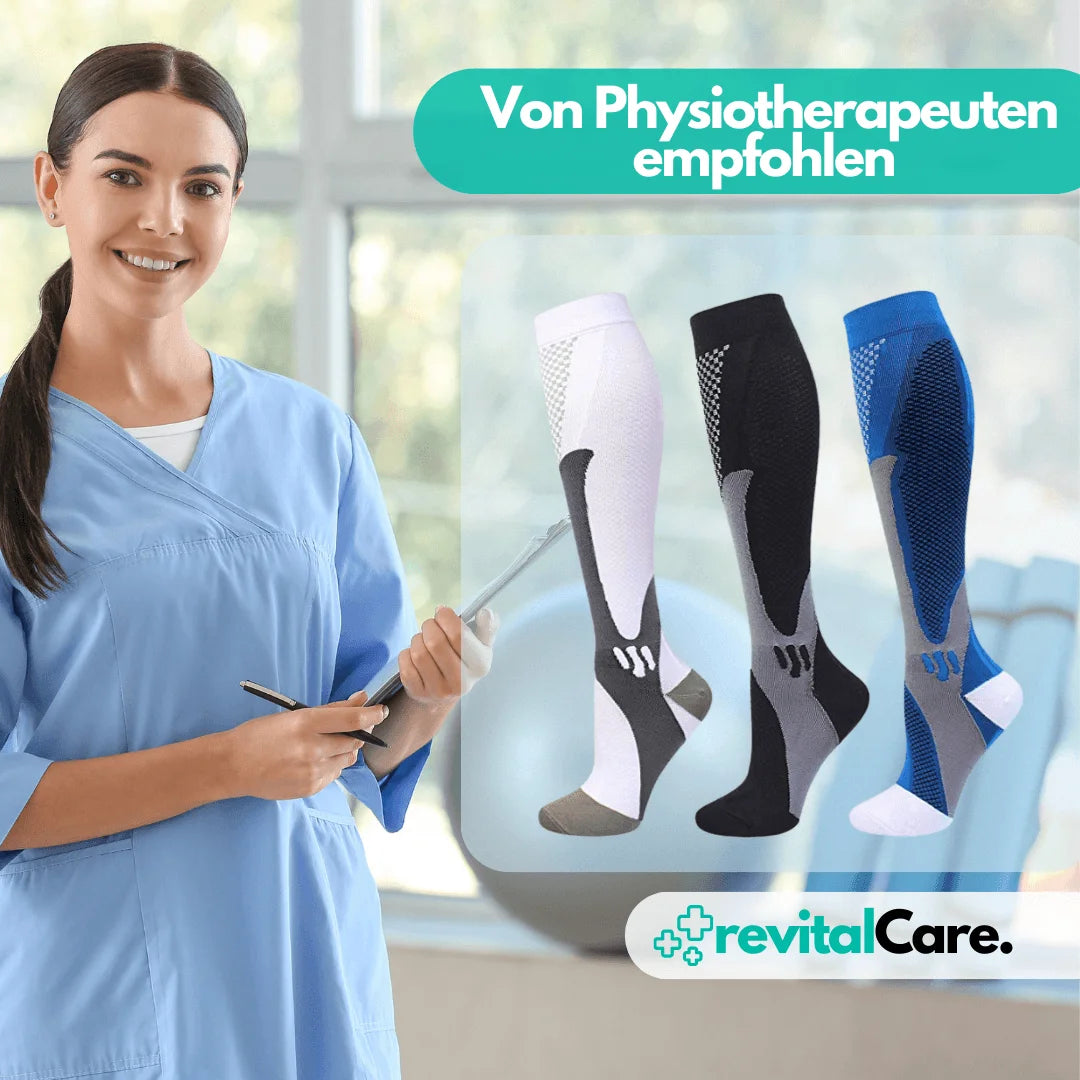 Professionelle Gesundheitseinstellung mit einem Physiotherapeuten, der eine Auswahl an orthopädischen Kompressionssocken in verschiedenen Farben für den medizinischen Gebrauch empfiehlt.
