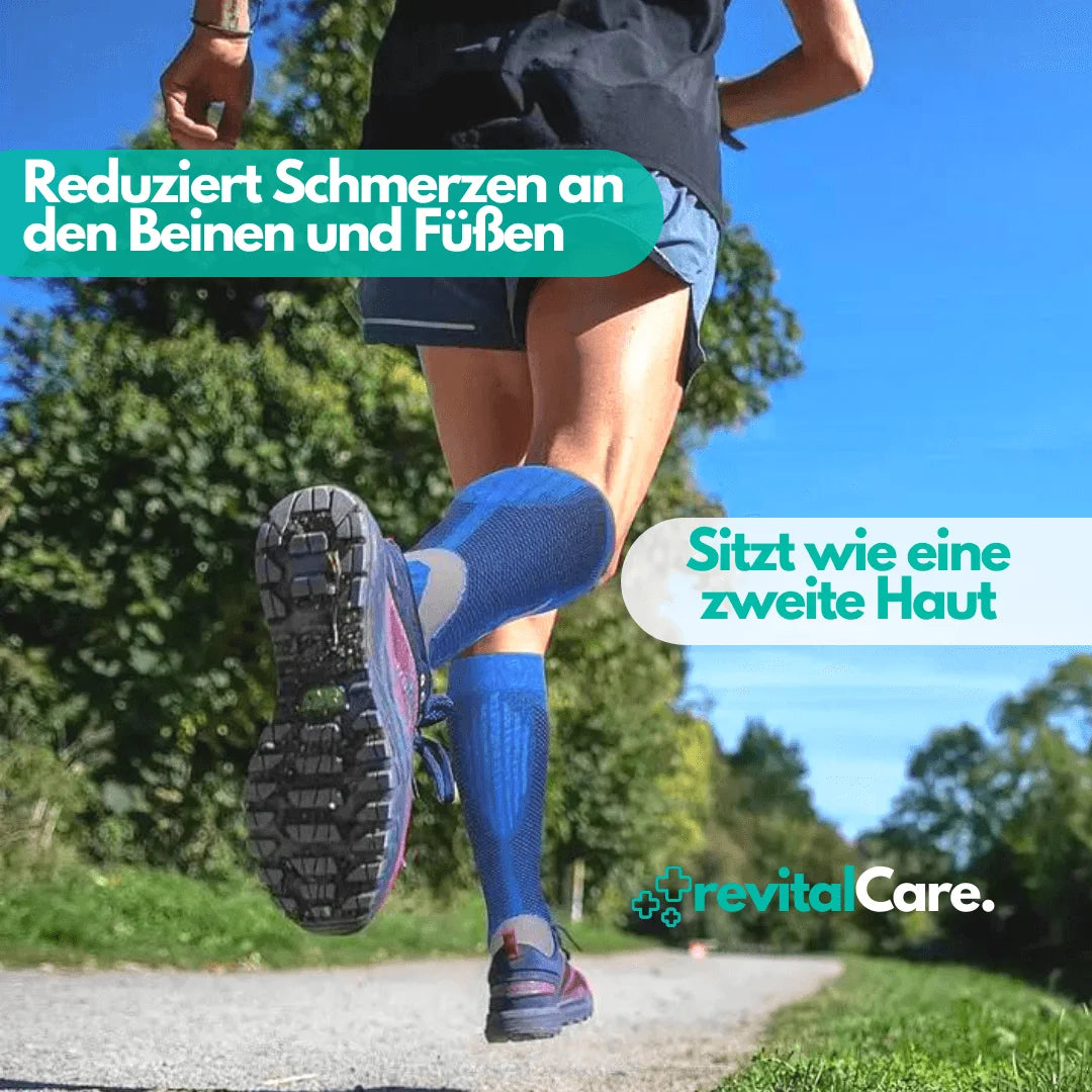 Dynamisches Bild eines Läufers auf einem Waldweg mit blauen orthopädischen Kompressionssocken, die den Komfort und die Passform wie eine zweite Haut zeigen