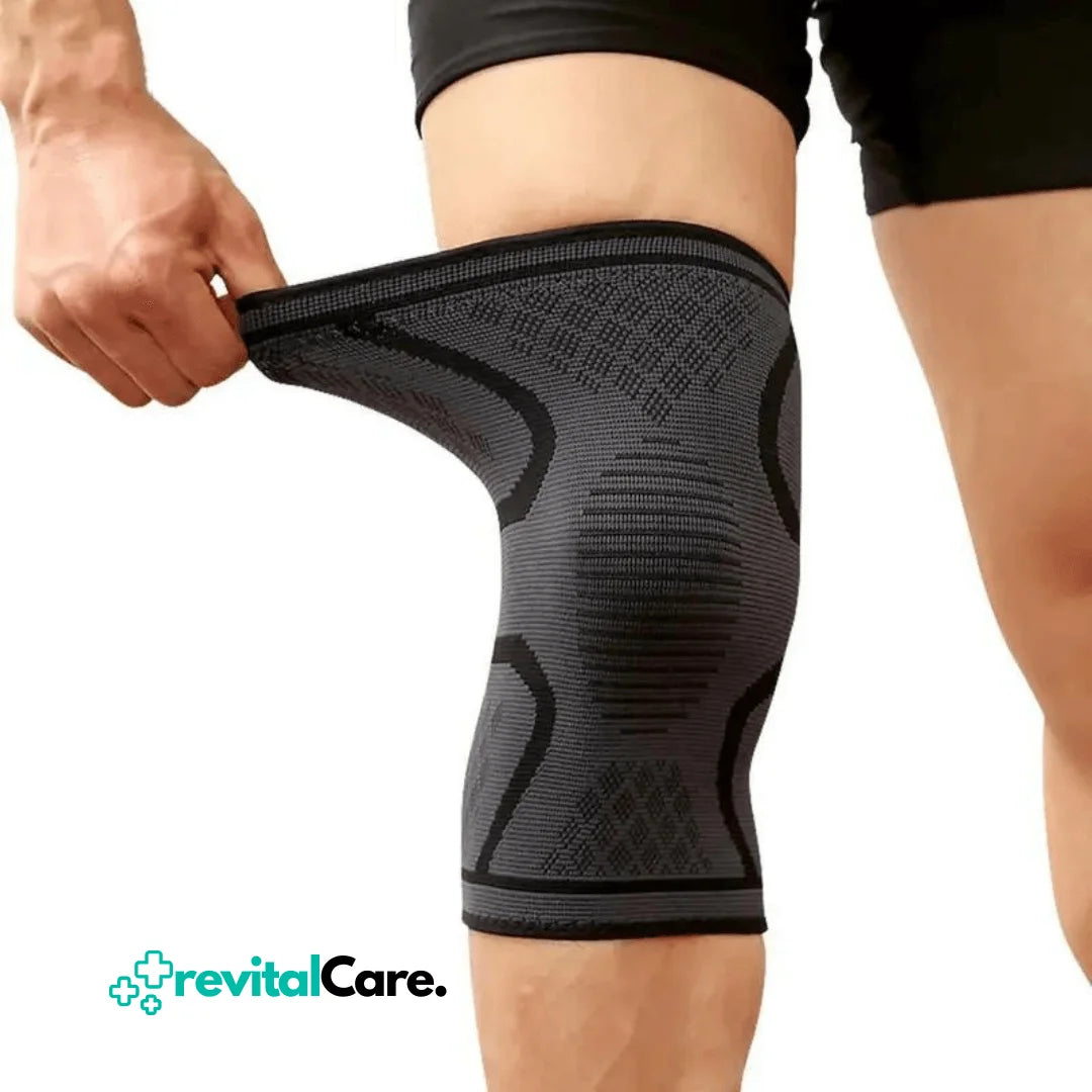 Hochelastische revitalCare Kniebandage wird gezogen, um die Anpassungsfähigkeit und Robustheit zu demonstrieren