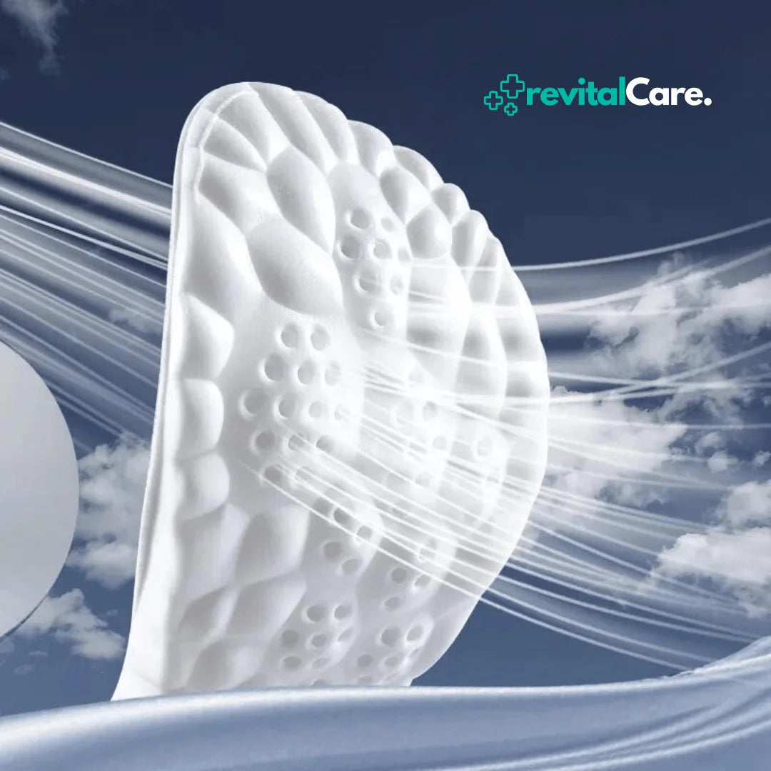 Orthopädische 4D Cloud Einlegesohlen von revitalCare schwebend vor einem Himmelshintergrund