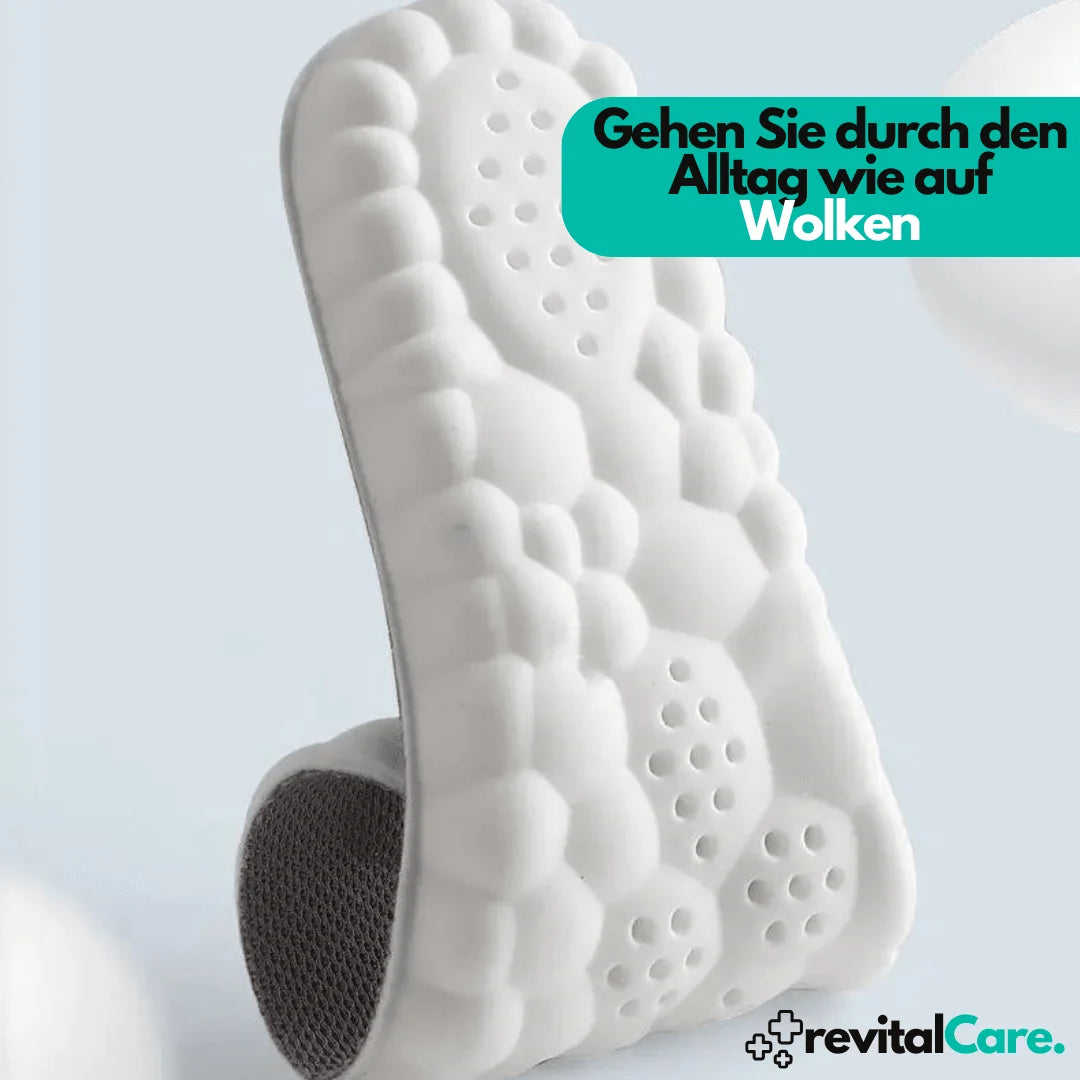 Weiße 4D Cloud Einlegesohle von revitalCare gegen einen blauen Hintergrund mit Text 'Gehen Sie durch den Alltag wie auf Wolken