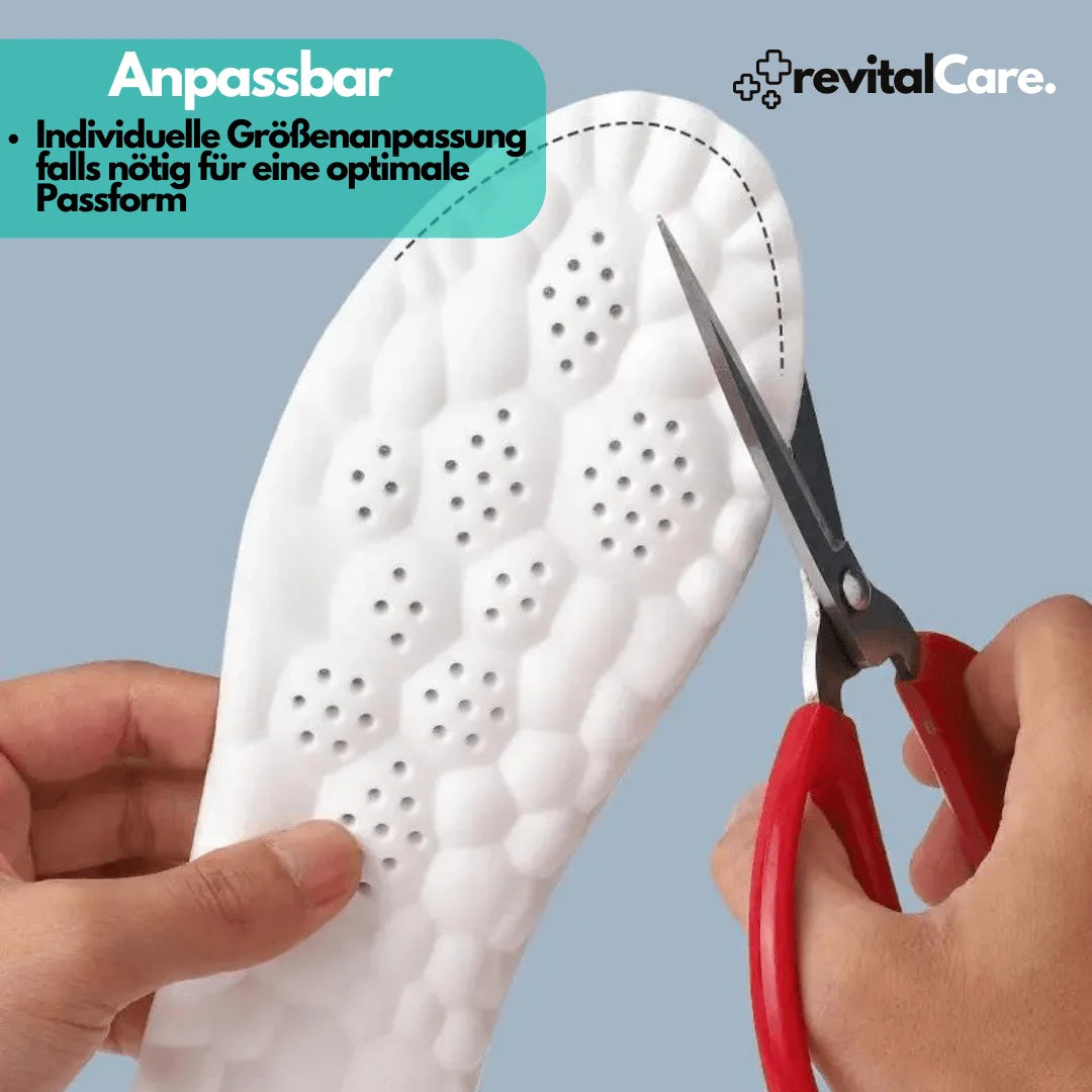 Anpassbare 4D Cloud Einlegesohle von revitalCare wird mit einer Schere zugeschnitten