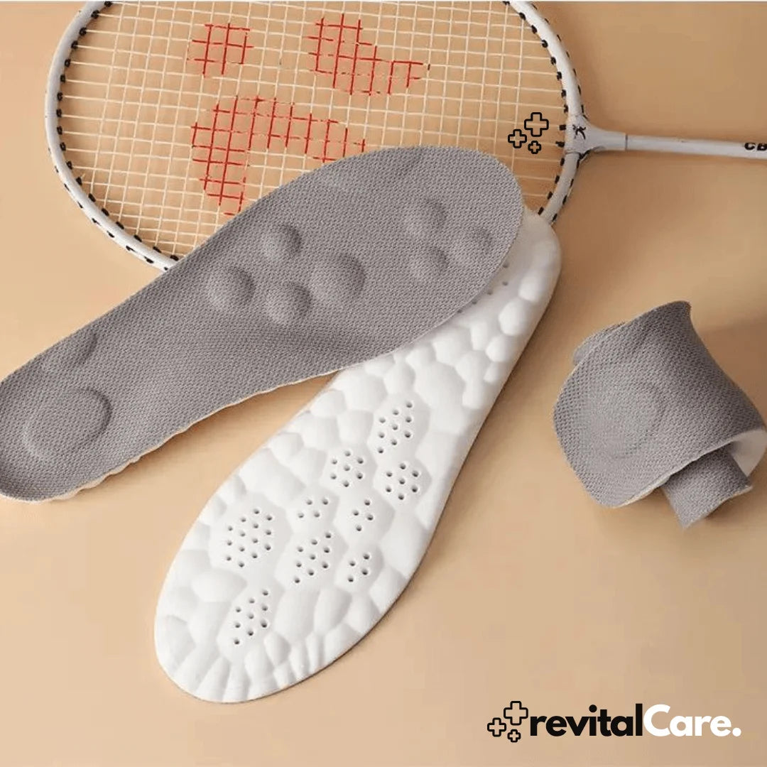 4D Cloud Einlegesohlen neben Tennisschläger und -ball, darstellend die sportliche Eignung von revitalCare Produkten