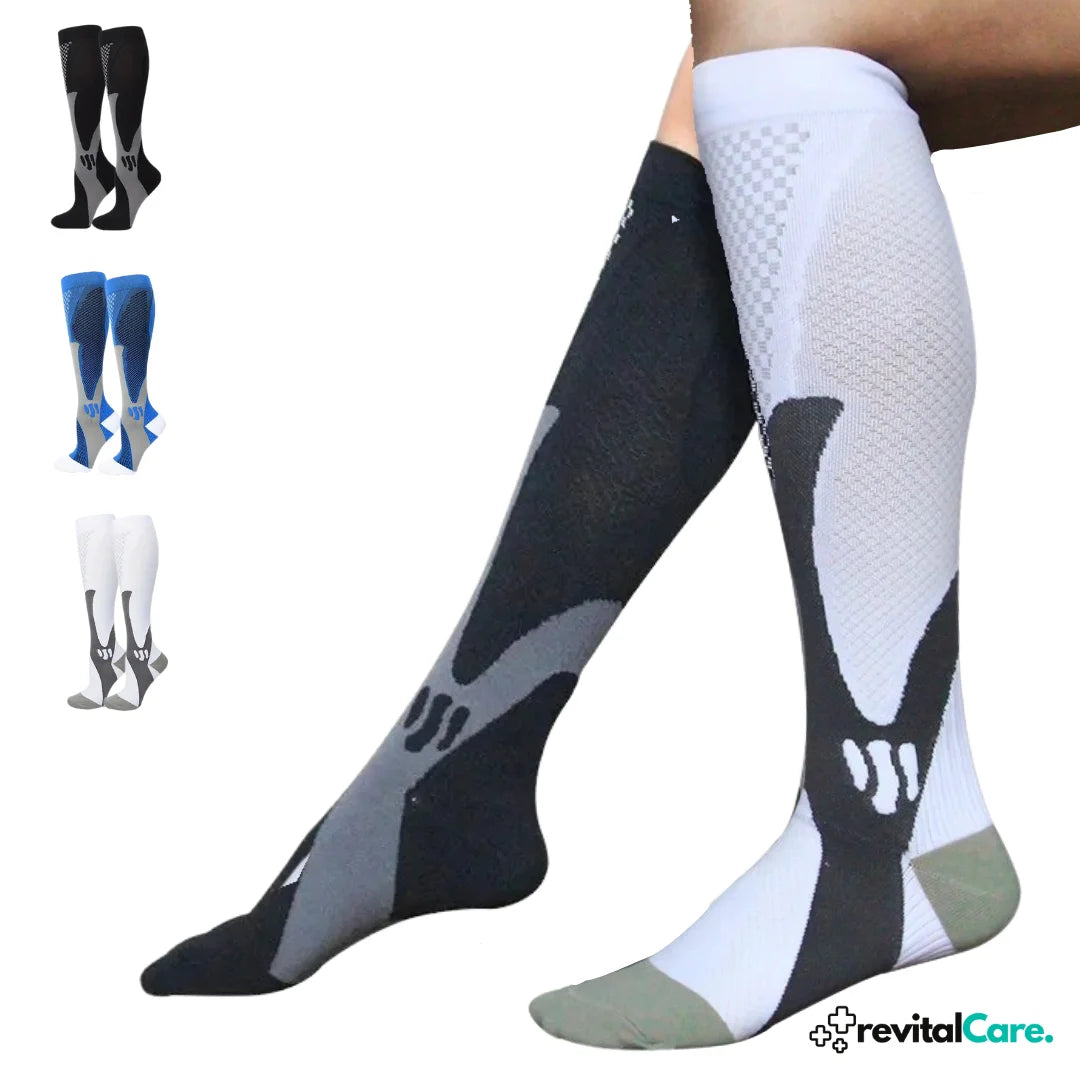 Dreier-Set orthopädische Kompressionsstrümpfe in Schwarz, Weiß und Blau für medizinische Zwecke, perfekt geeignet zur Unterstützung bei sportlichen Aktivitäten und zur Linderung von Beinschmerzen.