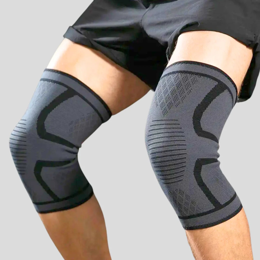Sportler mit hochwertiger Kniebandage beim Workout, effektive Unterstützung und Schutz für das Kniegelenk, ideal für dynamische Sportarten und Fitnessaktivitäten, schwarz mit orange Akzenten.