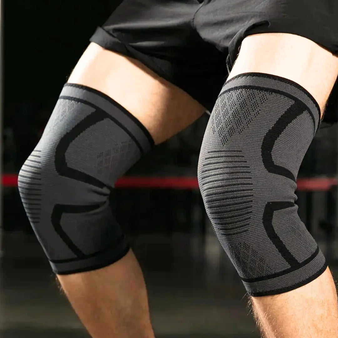 Seitenansicht der atmungsaktiven Kniebandage von revitalCare, entwickelt für optimalen Gelenkschutz und Vorbeugung von Verletzungen, flexibles Design für alle Sportarten.