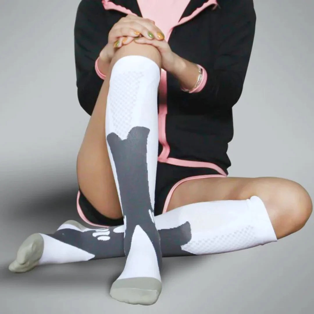 EineFrau, die diesmal die orthopädischen Kompressionsstrümpfe von RevitalCare in einem sauberen Weiß zeigt, perfekt für einen schlichten und reinen Look.