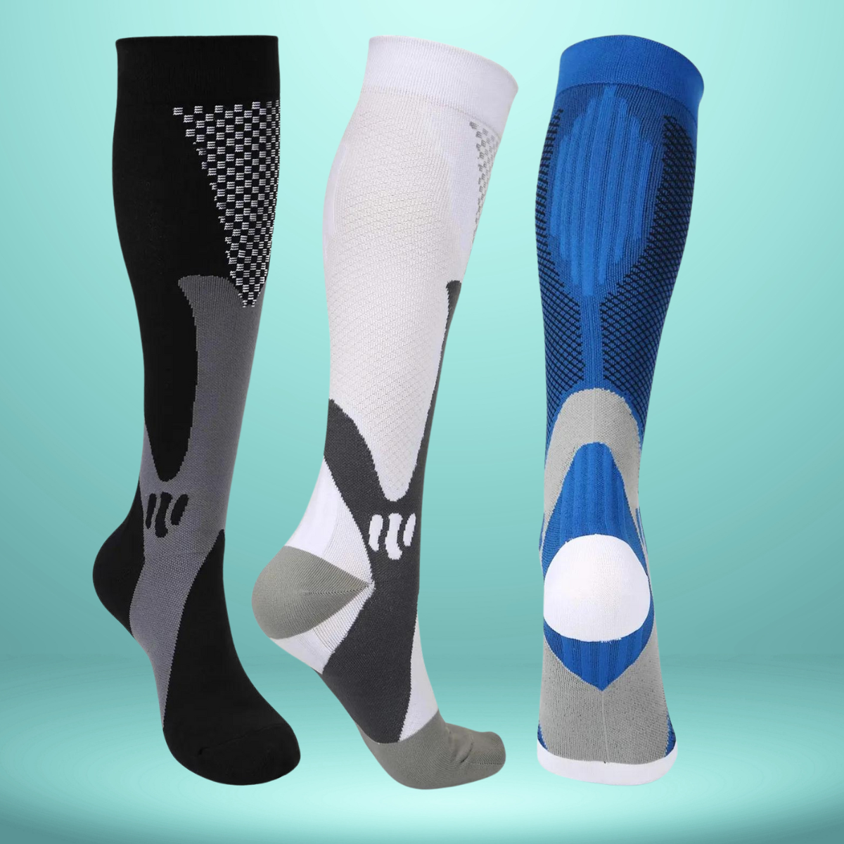 Ein 3er-Pack stylischer Kompressionsstrümpfe von RevitalCare in den Farben Weiß, Schwarz und Blau, die mit ihrem sportlichen Design sowohl Funktionalität als auch Modebewusstsein unterstreichen.