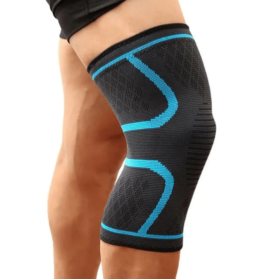 Schwarze revitalCare Kniebandage mit blauen Akzenten, bietet Komfort und Unterstützung bei sportlichen Aktivitäten