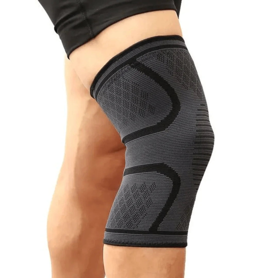 Stylische grau-schwarze Kniebandage von RevitalCare, entworfen für komfortable Gelenkunterstützung und verbesserte Leistungsfähigkeit im Sport.