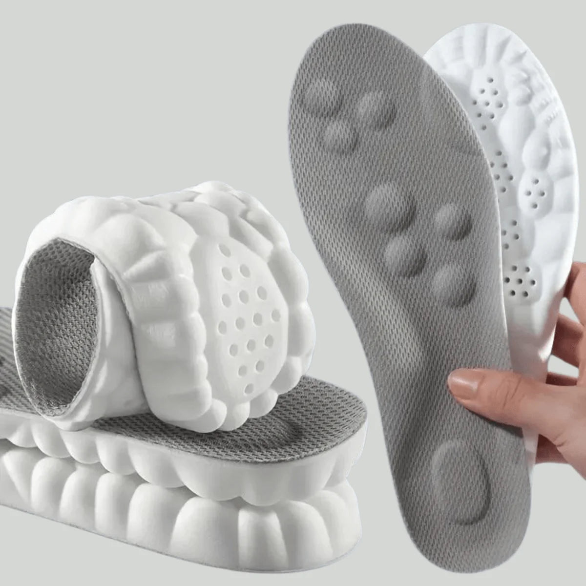 Detailansicht von revitalCare 4D Cloud Einlegesohlen, die mit einer Hand gehalten werden, für fortgeschrittene Fußpflege